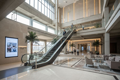 نمای ساختمان لوکس با پله برقی مسکونی نصب‌شده در لابی اصلی