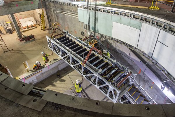 مراحل نصب پله برقی